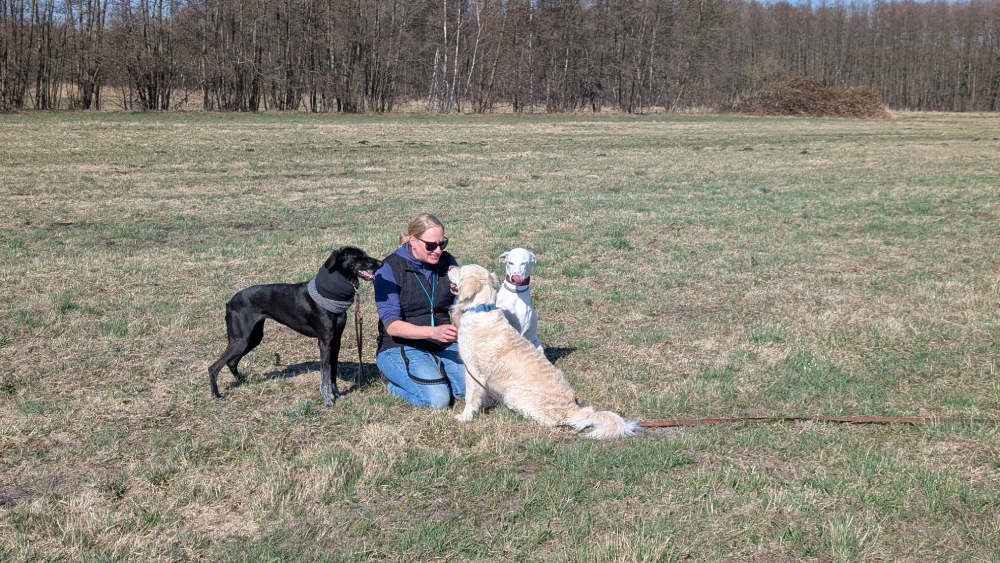 Melanie mit Hunden auf der Wiese der Hundepension in Berlin